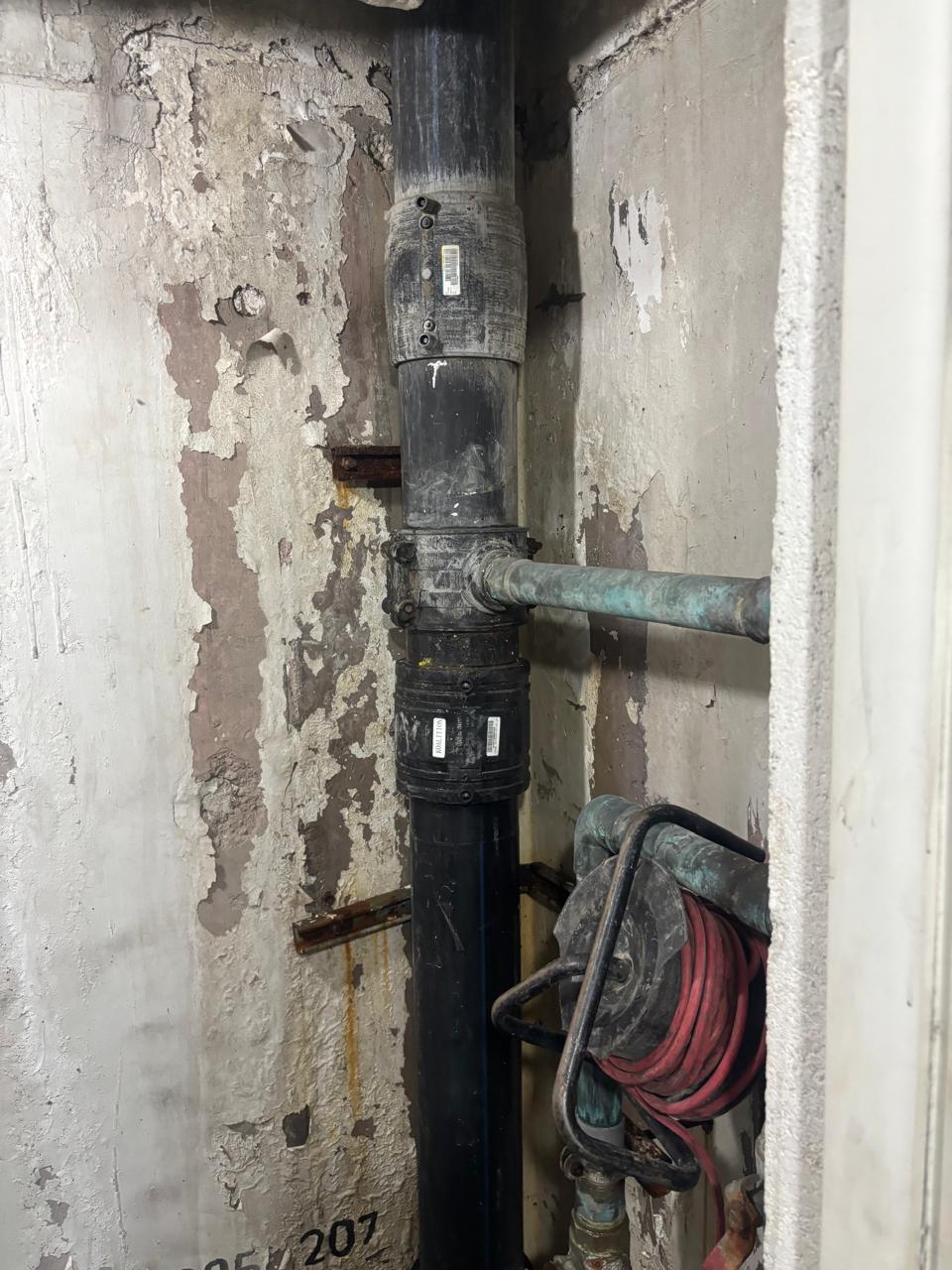 Instalación columna tubería edificio